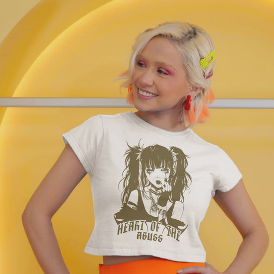 bella-canvas-crop-top-video-featuring-a-woman-with-a-new-pop-wave-style
